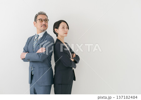 腕組みする2人のビジネスマン 腕組みする2人のビジネスマン 137182484