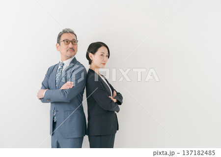 腕組みする2人のビジネスマン 腕組みする2人のビジネスマン 137182485