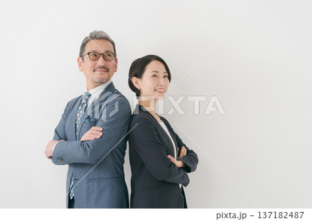 腕組みする2人のビジネスマン 腕組みする2人のビジネスマン 137182487