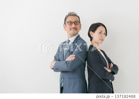 腕組みする2人のビジネスマン 137182488
