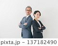 腕組みする2人のビジネスマン 137182490