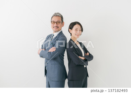 腕組みする2人のビジネスマン 137182493
