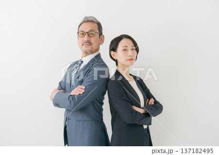 腕組みする2人のビジネスマン 137182495