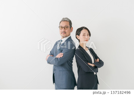腕組みする2人のビジネスマン 137182496