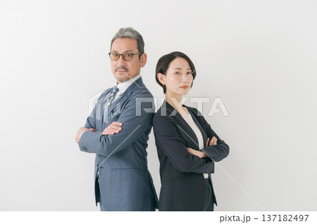 腕組みする2人のビジネスマン 137182497