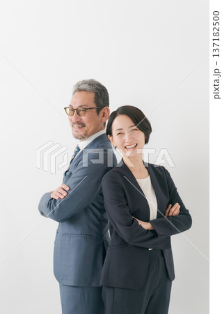 腕組みする2人のビジネスマン 腕組みする2人のビジネスマン 137182500