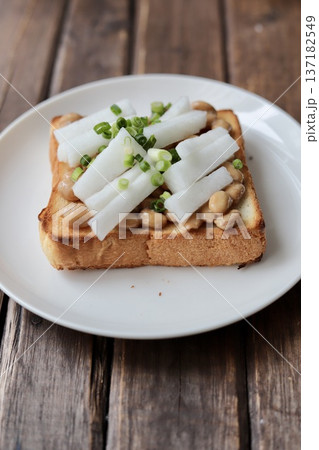 大根ピクルスとネギを乗せたパンドミの納豆トースト 大根ピクルスとネギを乗せたパンドミの納豆トースト 137182549