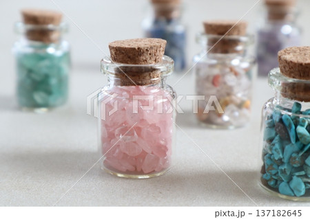 ビンに入ったカラフルな天然石 ビンに入ったカラフルな天然石 137182645