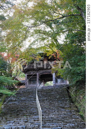 京都高雄神護寺の楼門と石段 京都高雄神護寺の楼門と石段 137182903