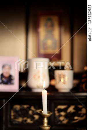 仏壇の前の火をつけたロウソク 真鍮のロウソク立て 仏壇の前の火をつけたロウソク 真鍮のロウソク立て 137182921