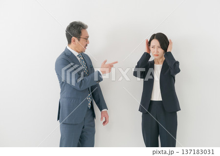 怒る男性と怒られている女性 怒る男性と怒られている女性 137183031