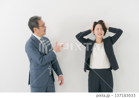 怒る男性と怒られている女性 怒る男性と怒られている女性 137183033