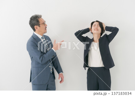怒る男性と怒られている女性 怒る男性と怒られている女性 137183034