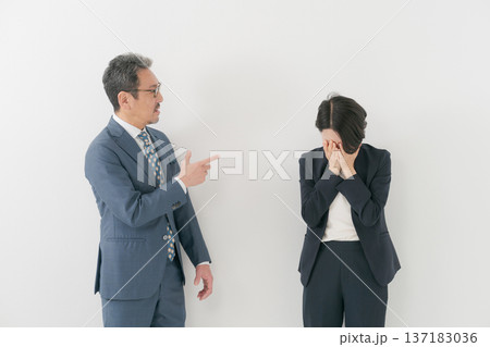 怒る男性と怒られている女性 137183036