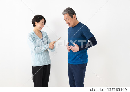 肥満を気にする男性とトレーナー 肥満を気にする男性とトレーナー 137183149