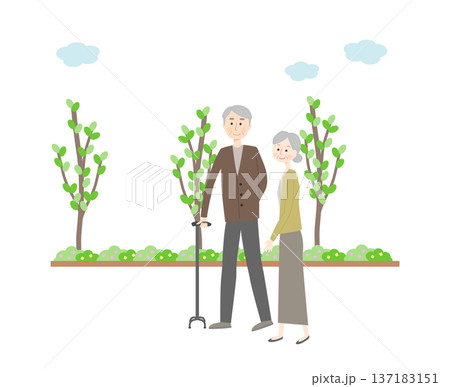 散歩するシニア夫婦 137183151