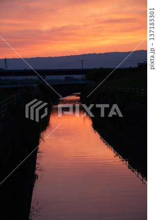水面に映る夕焼け 137183301