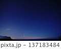 夜空に輝く彗星 137183484