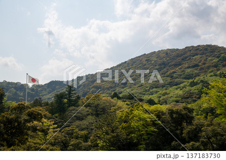 三重県　伊勢市　伊勢神宮　風になびく日本国旗のイメージ 137183730