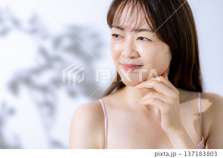 ミドル女性のビューティー ミドル女性のビューティー 137183803