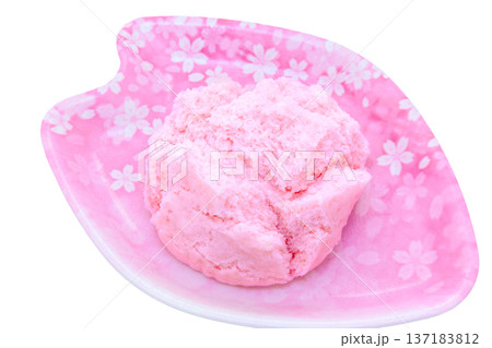 桜柄の皿に乗せた桜風味の蒸しパン、蒸し饅頭【白背景・切り抜き】 137183812