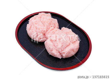桜風味の蒸しパン、蒸し饅頭【白背景・切り抜き】 137183815