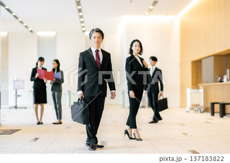 オフィスで働く人々 撮影協力:LINK FOREST オフィスで働く人々 撮影協力:LINK FOREST 137183822