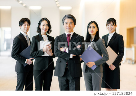オフィスに並ぶビジネスマン 137183824