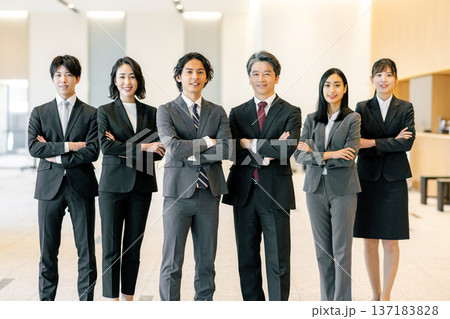オフィスに並ぶビジネスマン オフィスに並ぶビジネスマン 137183828