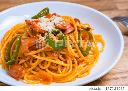 喫茶店風ナポリタンのスパゲッティ、ウインナーとピーマンの王道パスタ 137183985