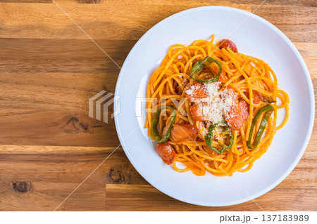 喫茶店風ナポリタンのスパゲッティ、ウインナーとピーマンの王道パスタ 137183989