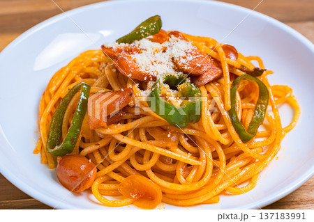 喫茶店風ナポリタンのスパゲッティ、ウインナーとピーマンの王道パスタ 137183991