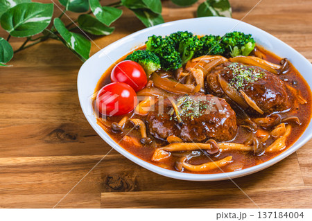 デミグラスソースの煮込みハンバーグ 137184004