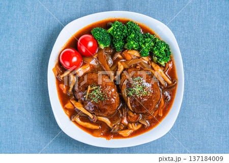 デミグラスソースの煮込みハンバーグ デミグラスソースの煮込みハンバーグ 137184009