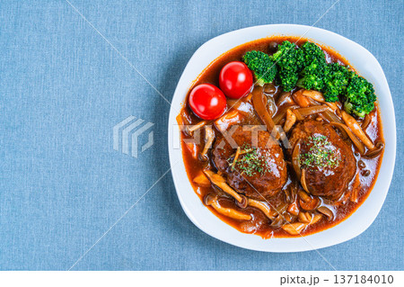 デミグラスソースの煮込みハンバーグ 137184010