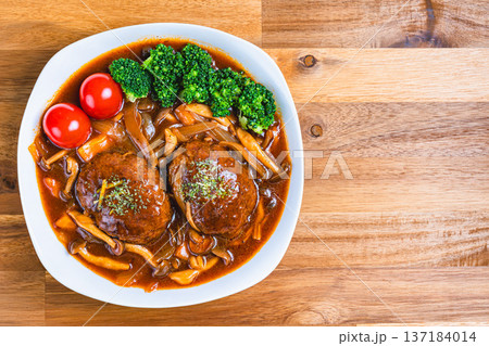 デミグラスソースの煮込みハンバーグ 137184014