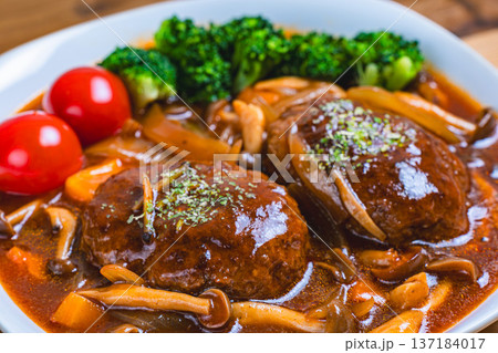 デミグラスソースの煮込みハンバーグ 137184017