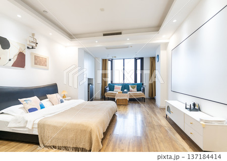 モダンなワンルームマンションの寝室とオープンキッチン空間 137184414