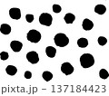 墨で描いた水玉模様 137184423