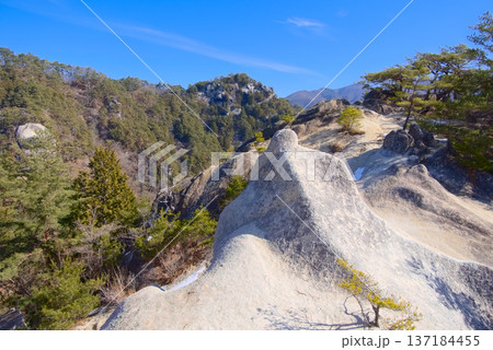 山梨県の昇仙峡、白砂山稜線の花崗岩と弥三郎岳 137184455