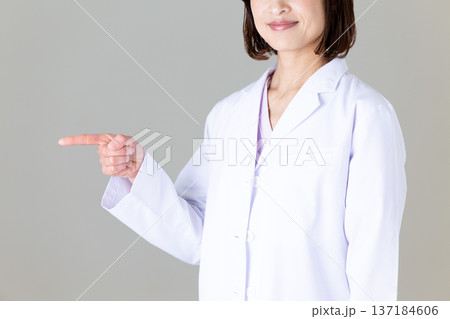 指差しをする白衣姿のミドル女性医師 137184606