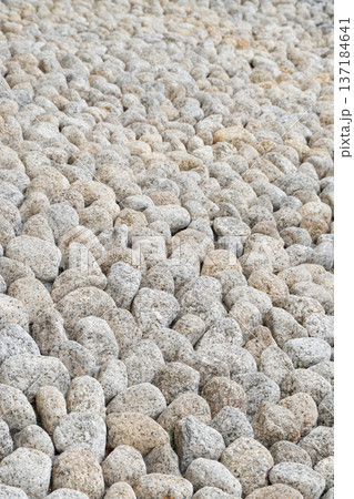 淡色の玉砂利が広がるナチュラルパターン 137184641