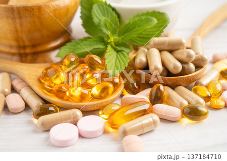 Fish oil vitamin with EPA and DHA,Alternative medicine herbal organic capsule with vitamin E omega 3. Fish oil vitamin with EPA and DHA,Alternative medicine herbal organic capsule with vitamin E omega 3. 137184710