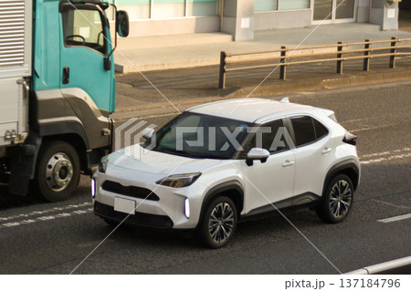 SUV多用途車が道路走行中 SUV多用途車が道路走行中 137184796