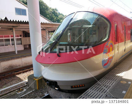 ホームに乗り込む伊勢志摩ライナー ホームに乗り込む伊勢志摩ライナー 137184801
