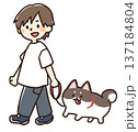 犬の散歩をする男性のイラスト 137184804