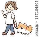 犬の散歩をする女性のイラスト 137184805