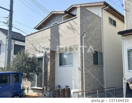 2階建ての木造戸建て住宅と袖壁 137184810