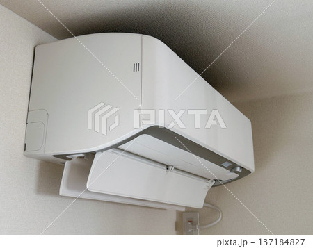 壁掛け型ルームエアコンの吹き出し口(ルーバー) 137184827