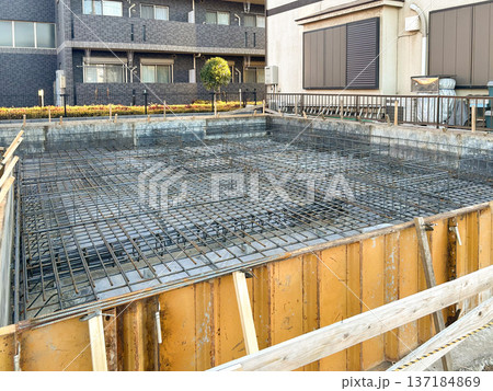 コンクリート打ち込み直前の戸建て住宅の基礎工事の現場 137184869